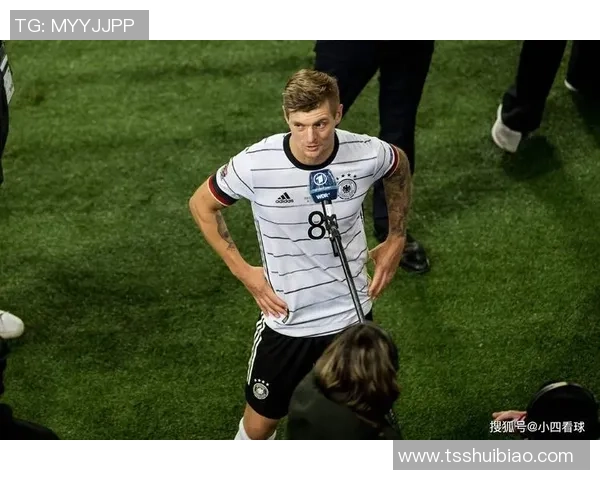 足球巨星前后评价对比：从巅峰到低谷的转折与反思